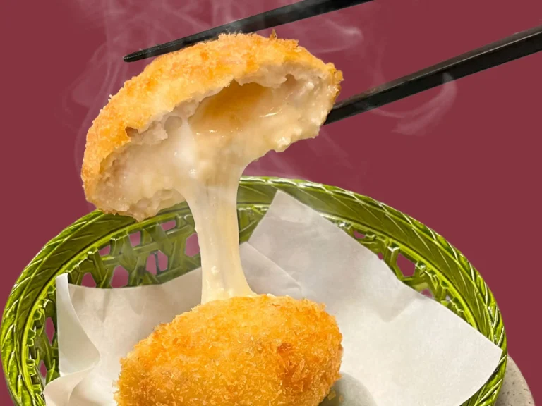 豆腐のチーズコロッケ、アツアツのつふころっけの中からチーズがとろけ出ます。