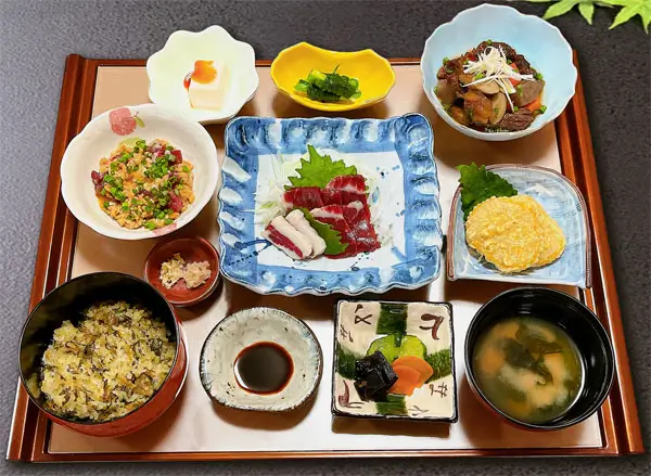 熊本名物、馬刺しや高菜飯、辛子れんこんなどを取り揃えた御膳/Kumamoto local cuisine set
