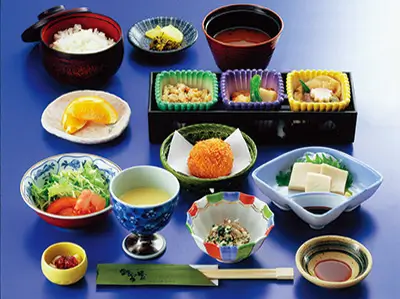 まるやま御膳、とうふの蒲焼、湯葉揚げなどをセットにしたランチ