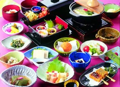 桃山膳（二段重箱の前菜、ゆば刺し、豆乳湯豆腐、とうふステーキ、生麩田楽など）4800円（要予約）/momoyamazen,tofu-dengaku,tounyu-yudoufu,etc/ Reservation required