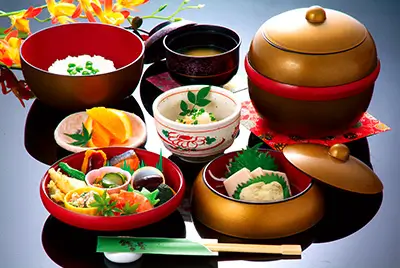 鈴御膳（豆腐の蒲焼、生麩の田楽、さしみ湯葉など）は鈴の家の定番ランチ、当店の人気メニュー/suzugozen,tofunokabayaki,sasimiyuba,goma-tofu,etc/popular lunch