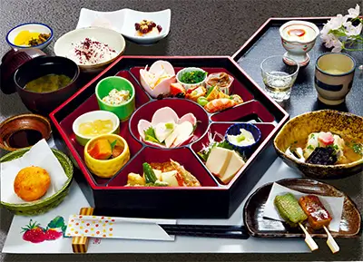 とうふと季節の会席膳（ごま豆腐・生麩の田楽・ 揚げだし豆腐など）3500円：当店の人気メニュー/tofu seasonal kaiseki meal ,lunch set(sesame-tofu,agedasshi-tofu,simmered dish,etc